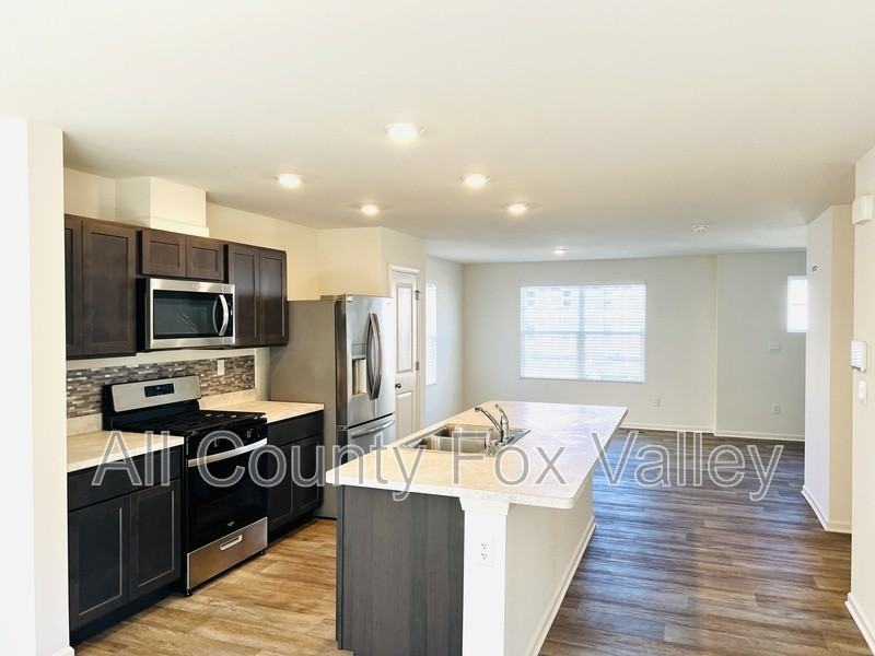 1480 Yosemite Way - Photo 2 of 20
