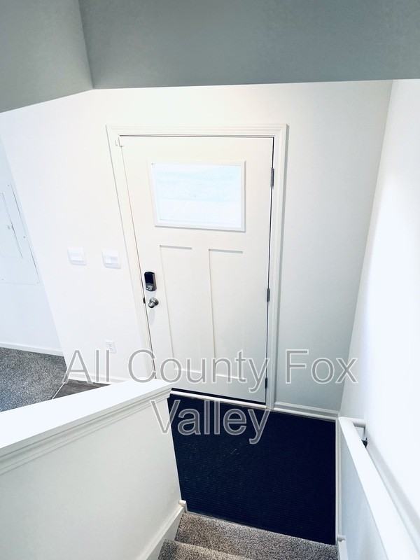 1480 Yosemite Way - Photo 3 of 20