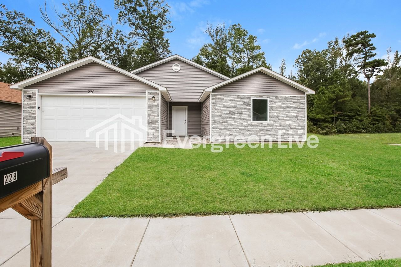 228 Iris St - Photo 2 of 16