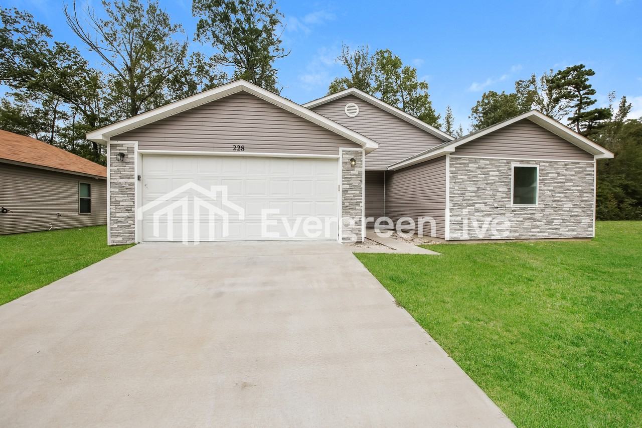 228 Iris St - Photo 3 of 16