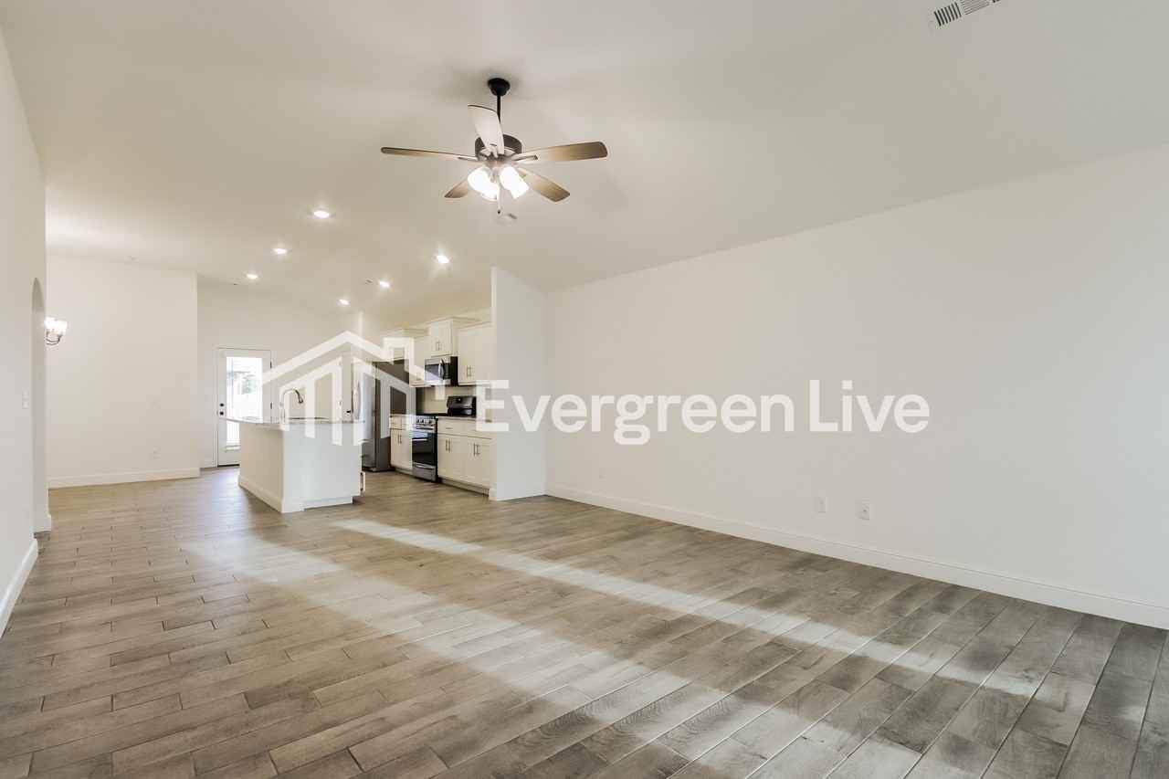 5900 Nw Hoover St - Photo 4 of 16