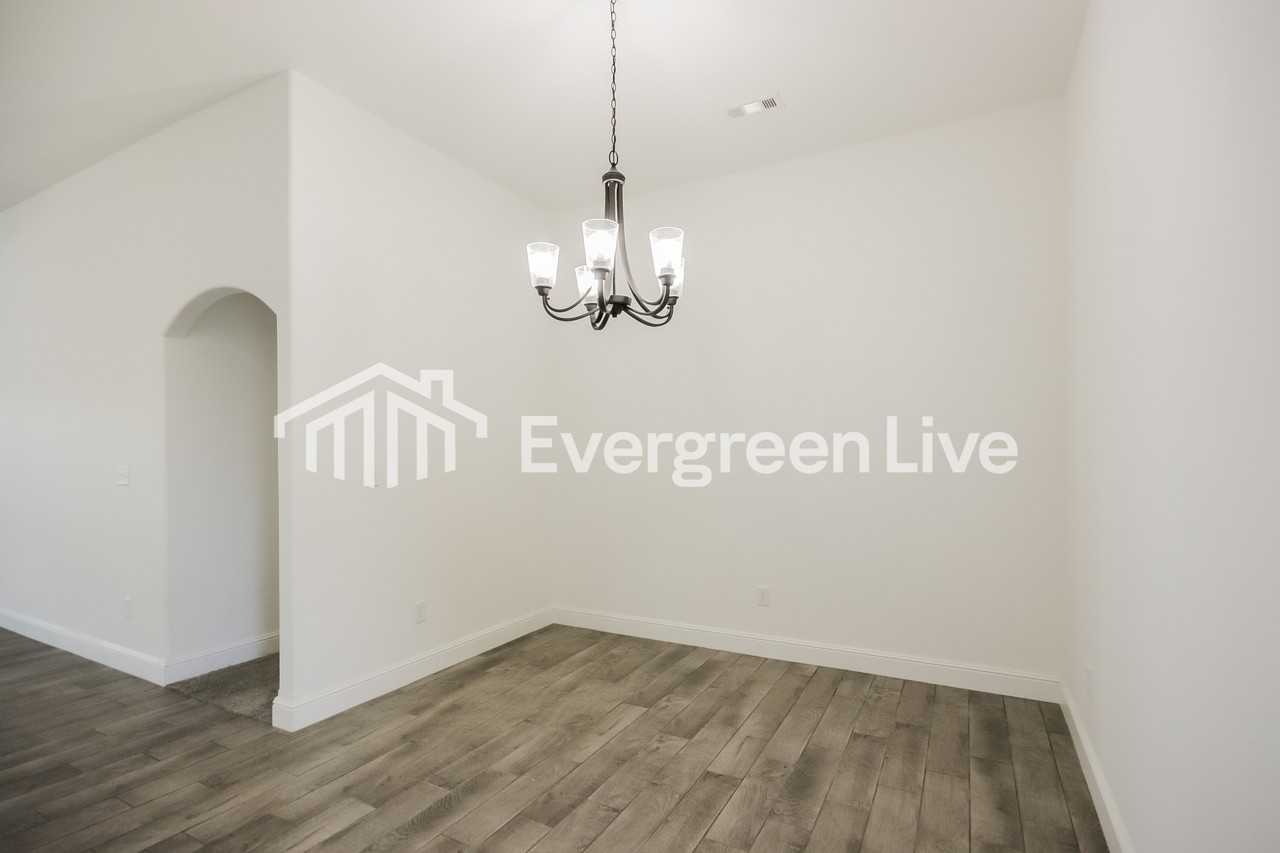 5900 Nw Hoover St - Photo 5 of 16