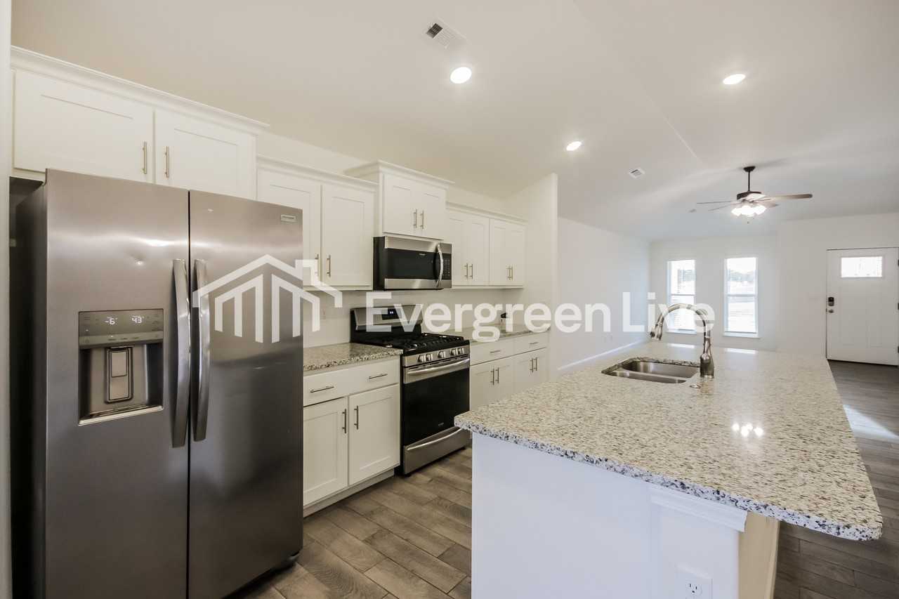 5900 Nw Hoover St - Photo 6 of 16