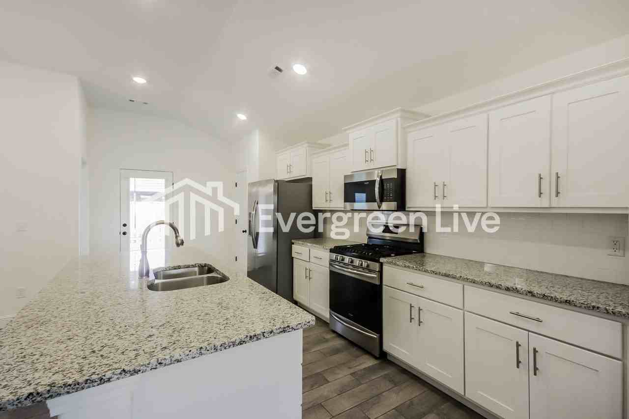 5900 Nw Hoover St - Photo 7 of 16