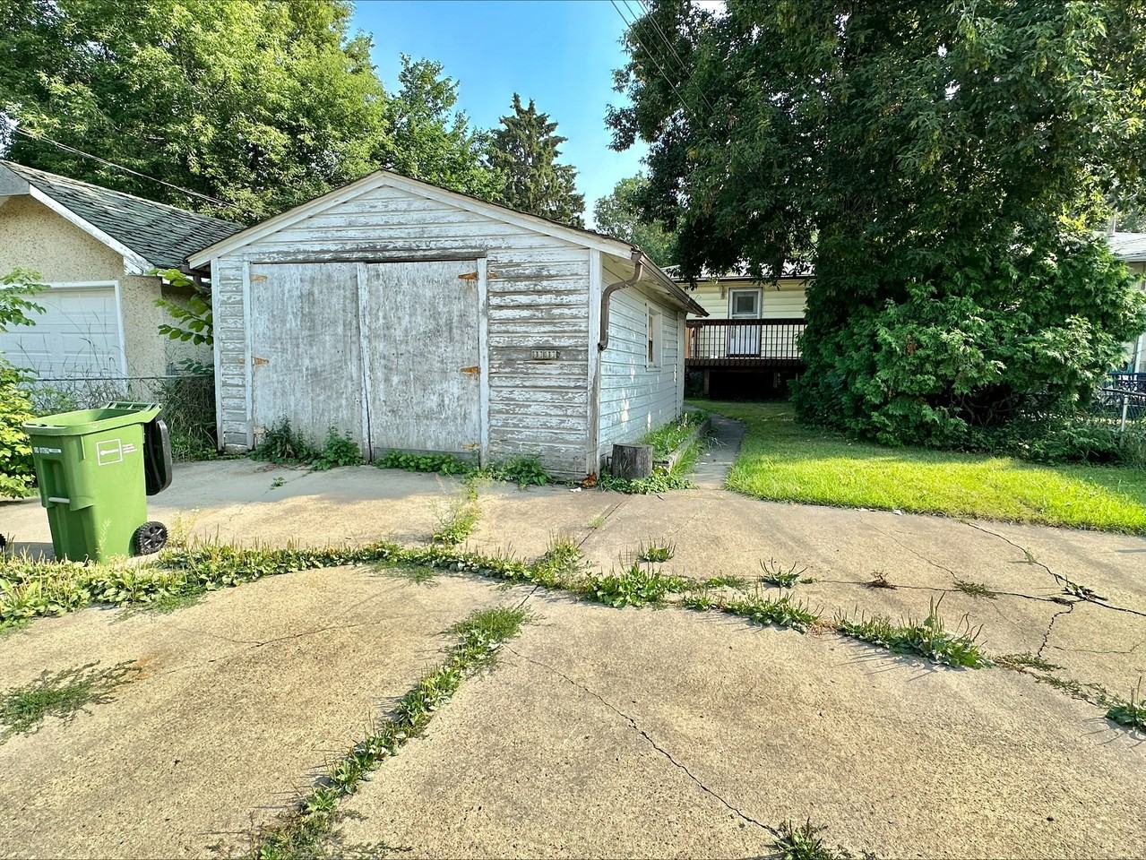 1st Month Rent 1/2 Price!! Bright 3 Bed 1 Bath Basement Suite!Pet Friendly! - Photo 3 of 7