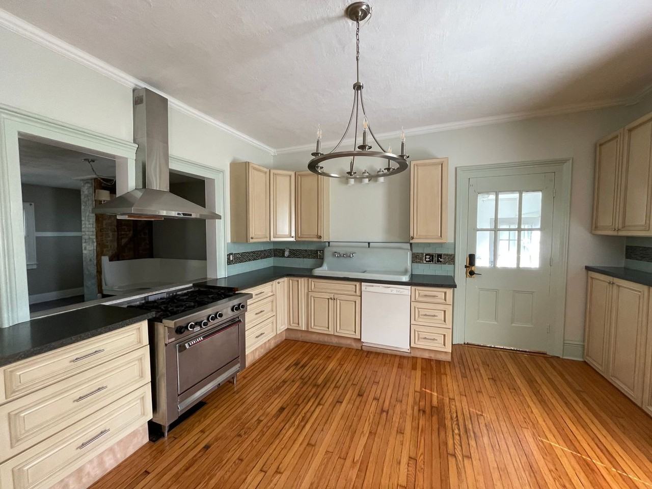 Apartment Available in Village of Liverpool - Photo 3 of 43