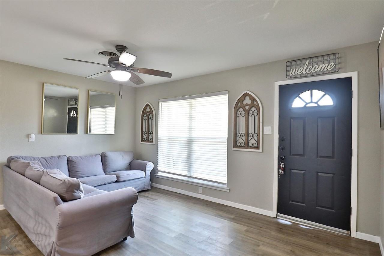 2509 S 27th St - Photo 3 of 25