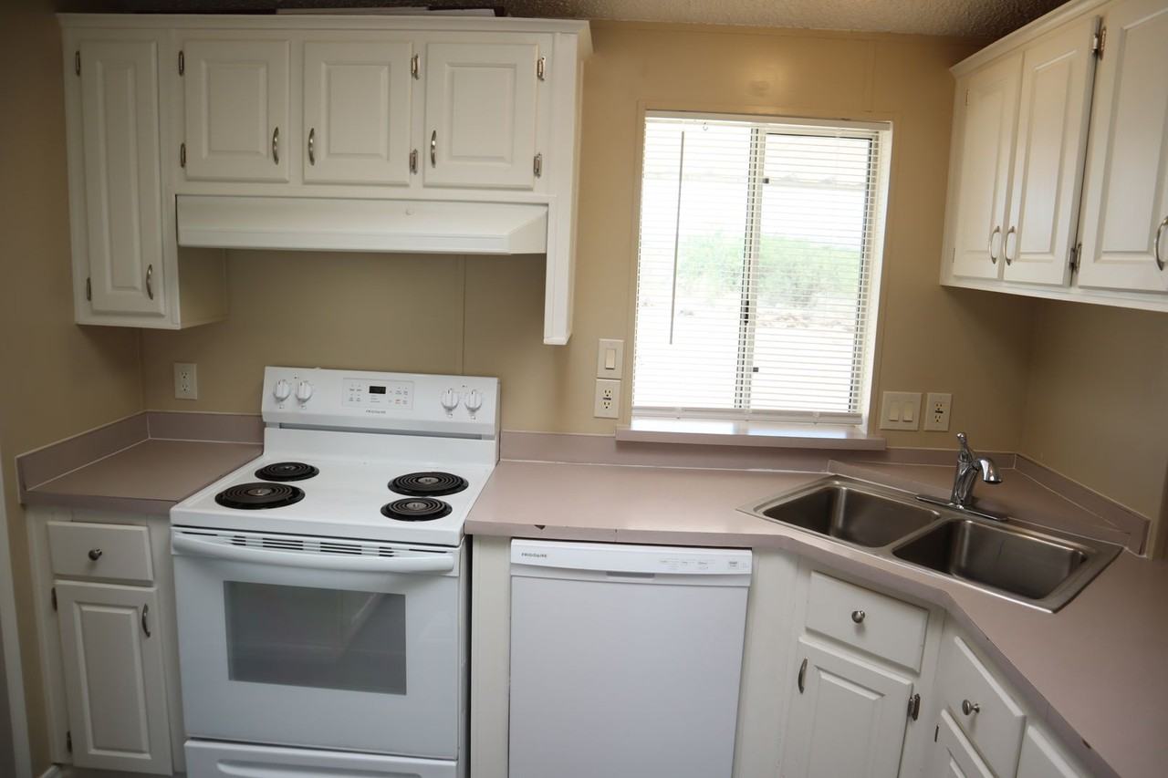 545 N Sabin St - Photo 7 of 32