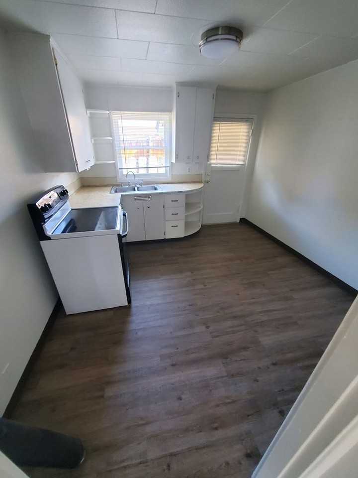 345 NE 6th St - Photo 2 of 4