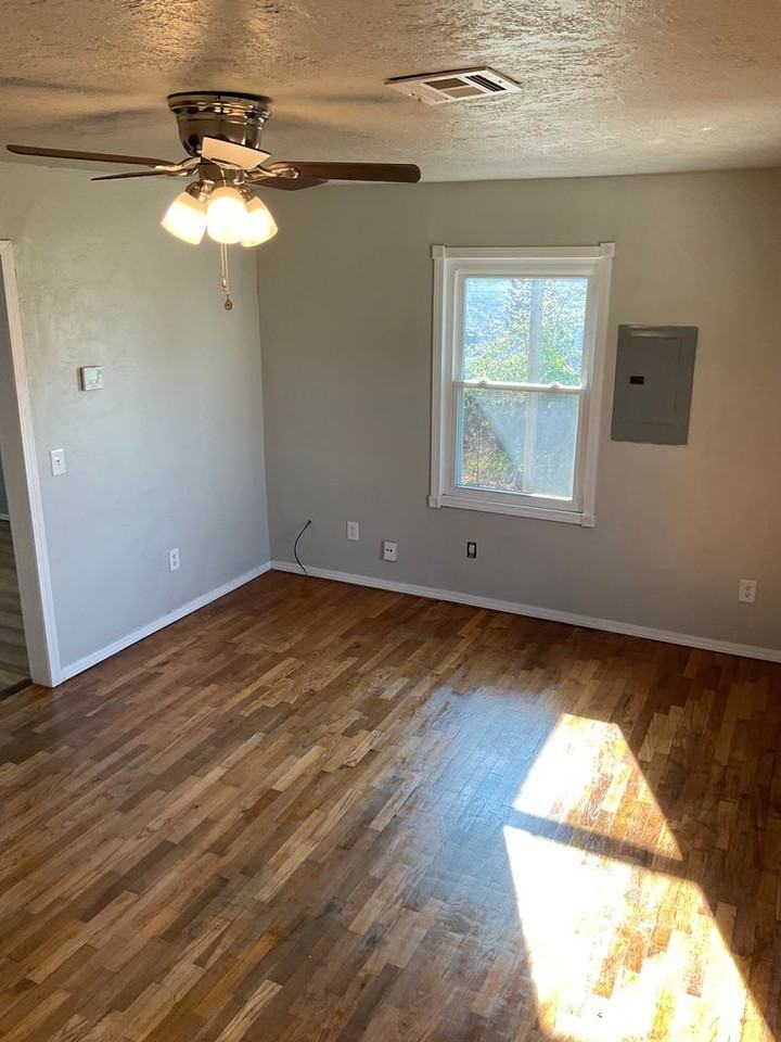218 W Douglas Dr - Photo 4 of 6