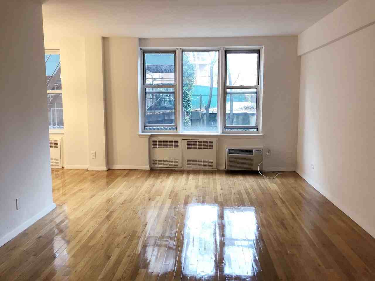 3725 Blackstone Avenue Unit 1D - Photo 3 of 10