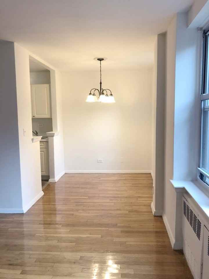 3725 Blackstone Avenue Unit 1D - Photo 4 of 10