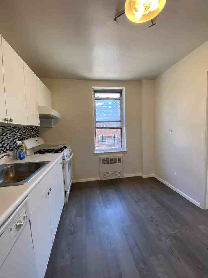 3725 Blackstone Avenue Unit 1D - Photo 5 of 10