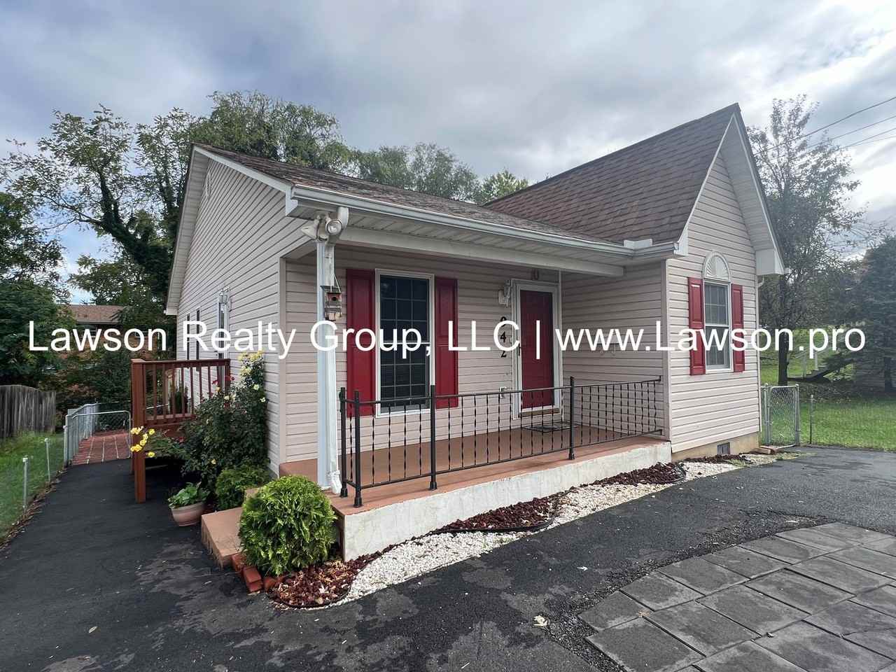 942 Bedford Rd - Photo 2 of 28