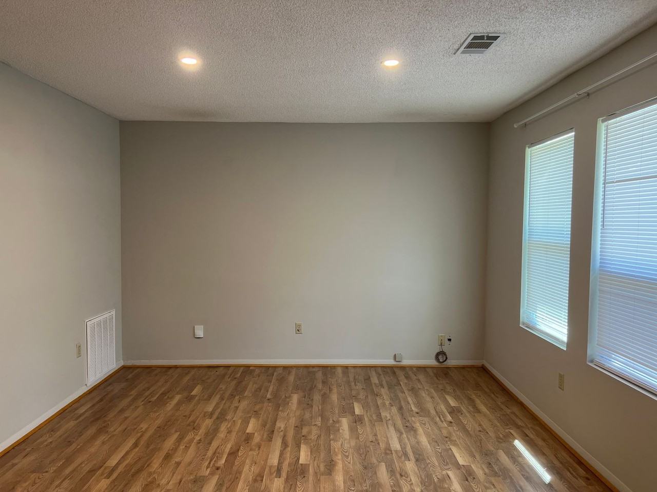 620 Maplewood Dr - Photo 2 of 25