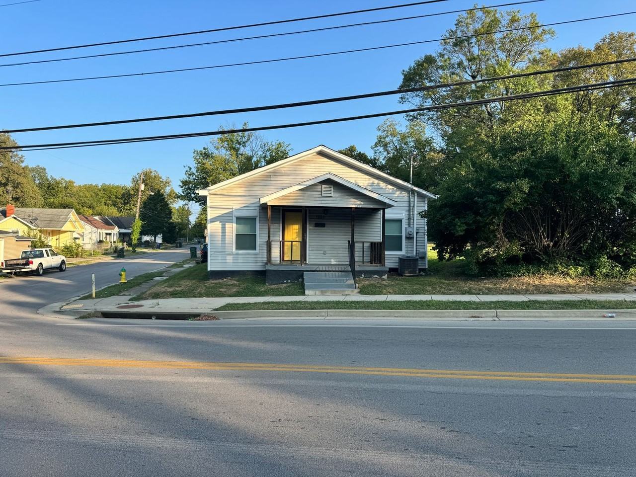 1101 Bryan Ave - Photo 3 of 10