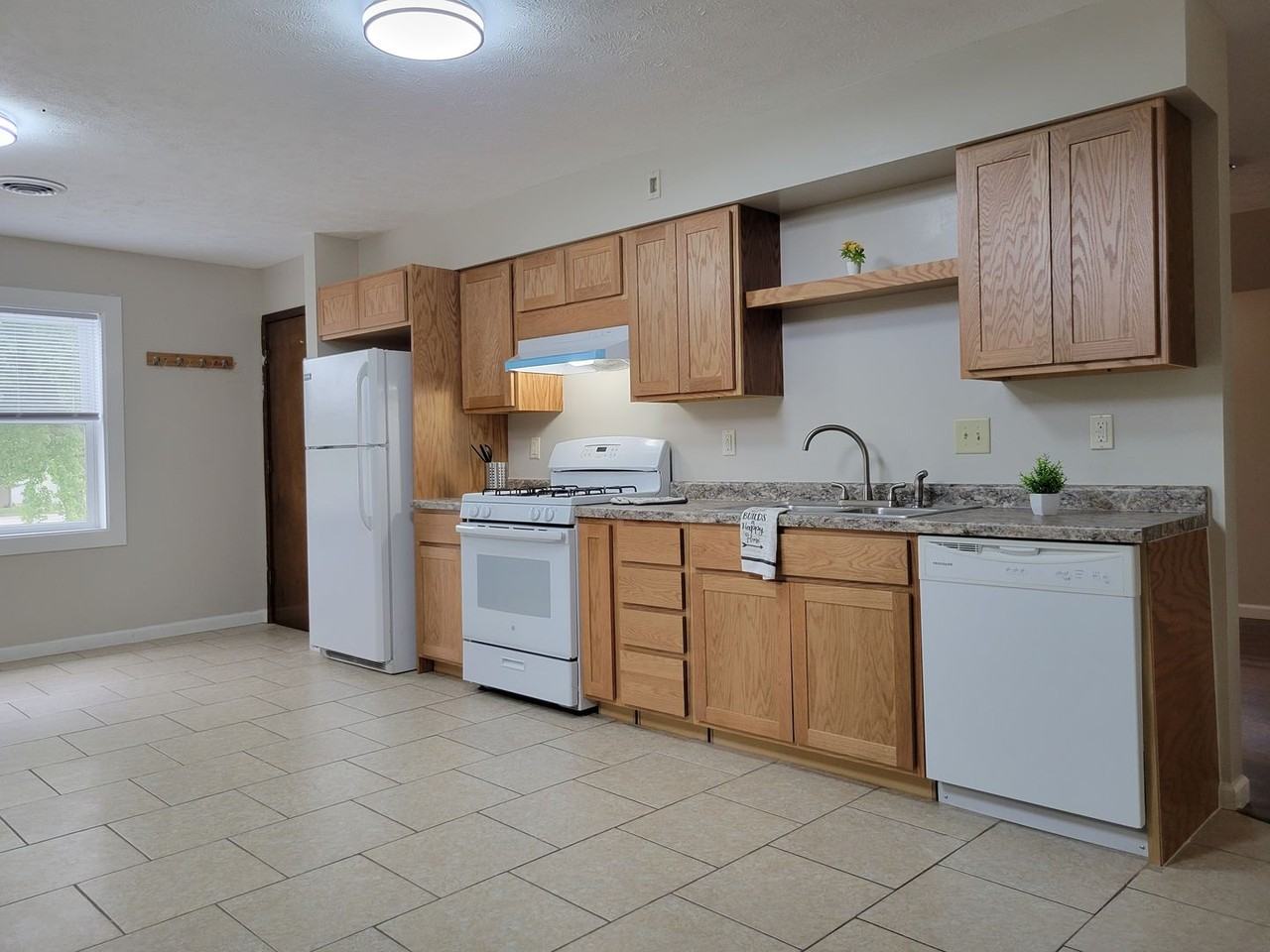 105 1/2 Aarup St - Photo 3 of 37