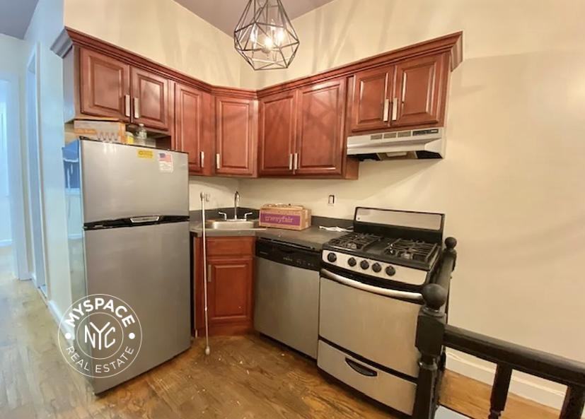 295 Maujer St #3L - Photo 2 of 12