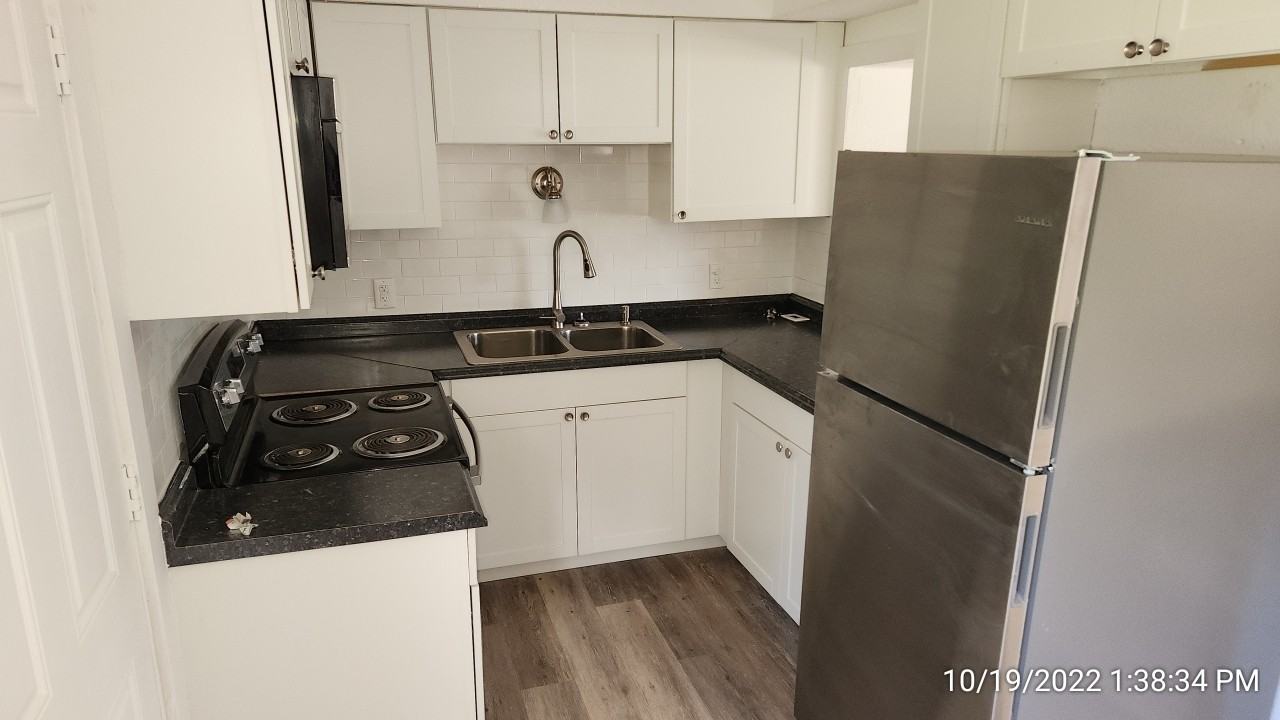 1624 Roselle Ave - Photo 2 of 10