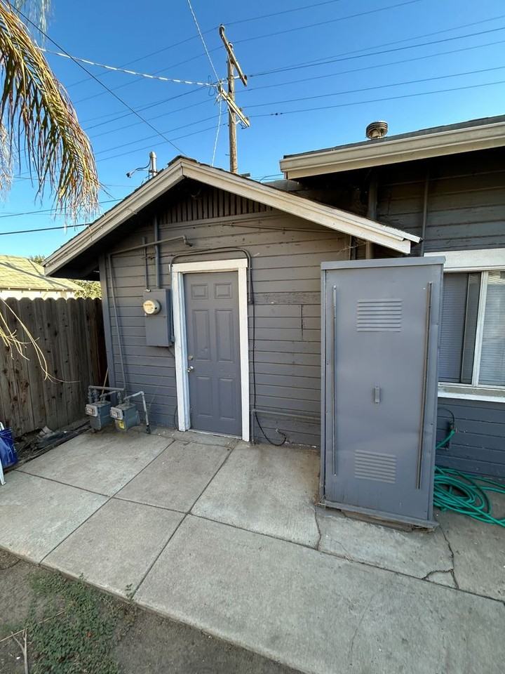 325 1/2 17th St - Photo 2 of 14