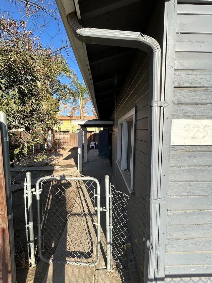 325 1/2 17th St - Photo 3 of 14