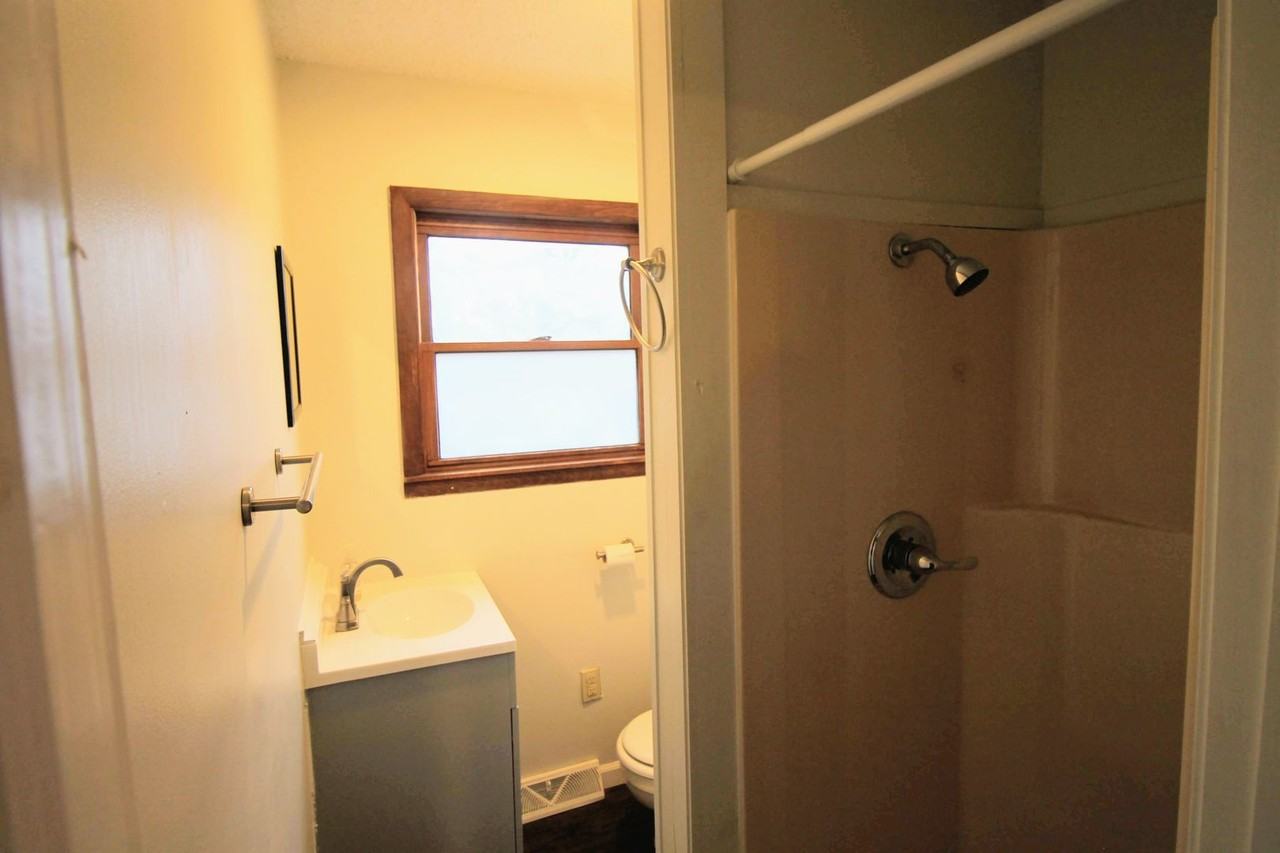 100 Oakridge Dr - Photo 2 of 10