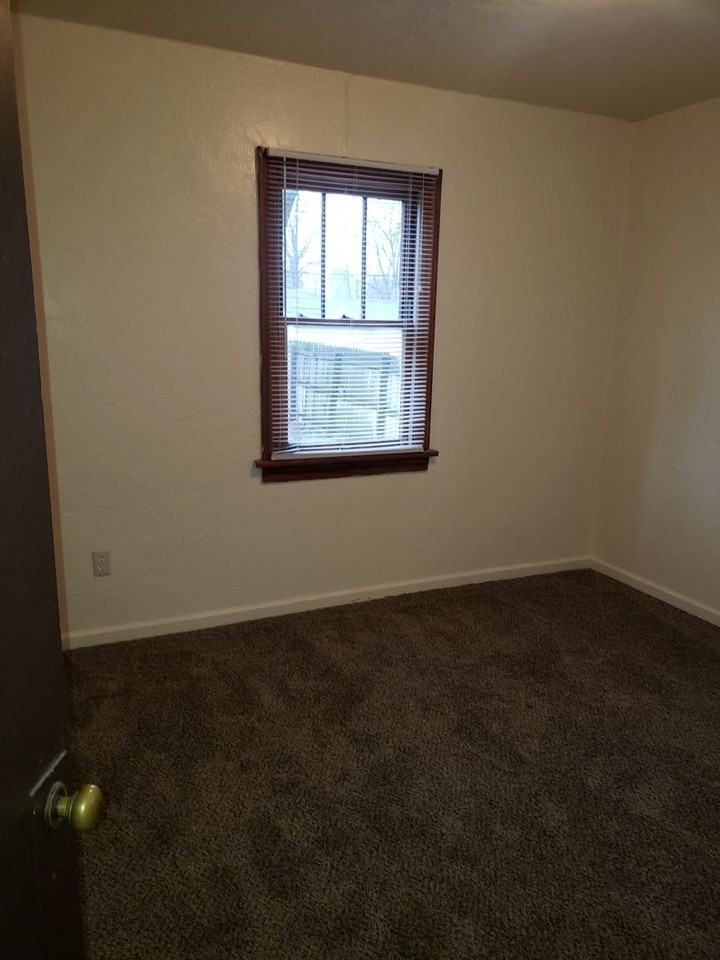 4106 Bowser Ave - Photo 5 of 9