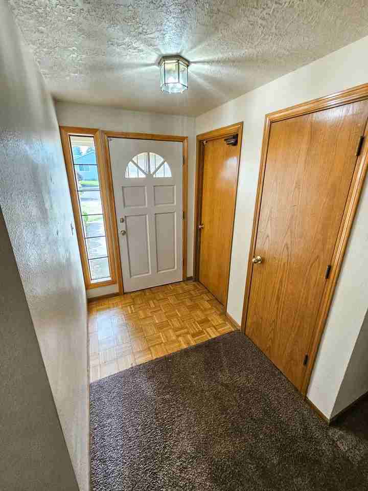 1097 Summer Breeze Dr N - Photo 2 of 26