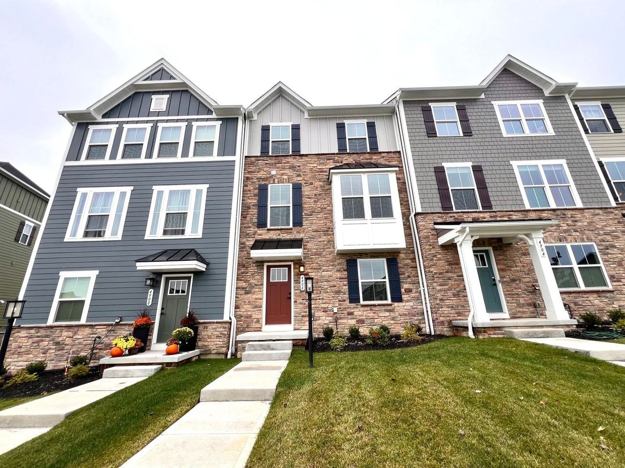4906 Spruce Rd - Photo 3 of 32