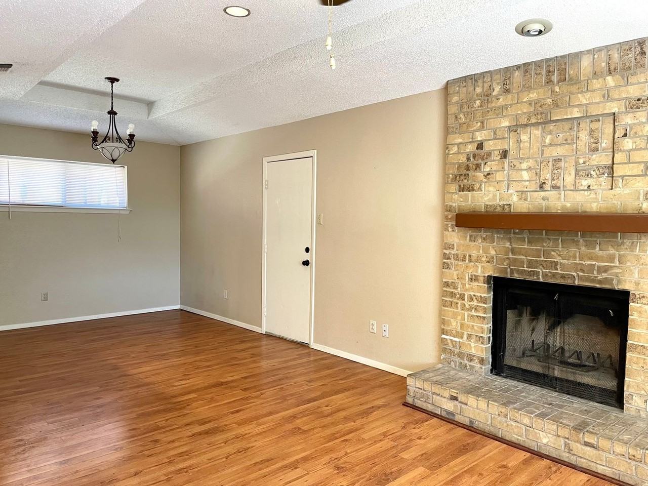 8710 California Dr - Photo 3 of 19