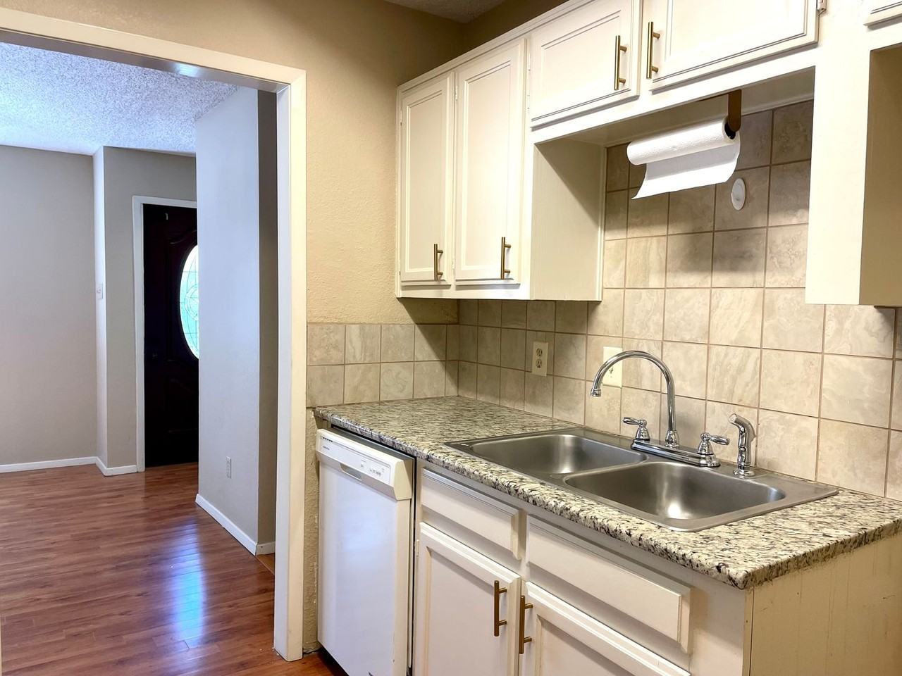 8710 California Dr - Photo 5 of 19