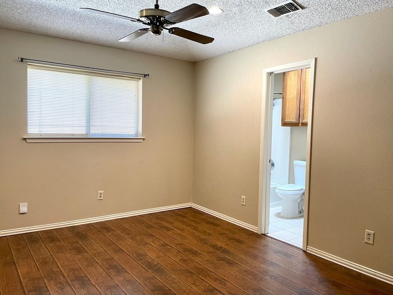 8710 California Dr - Photo 7 of 19