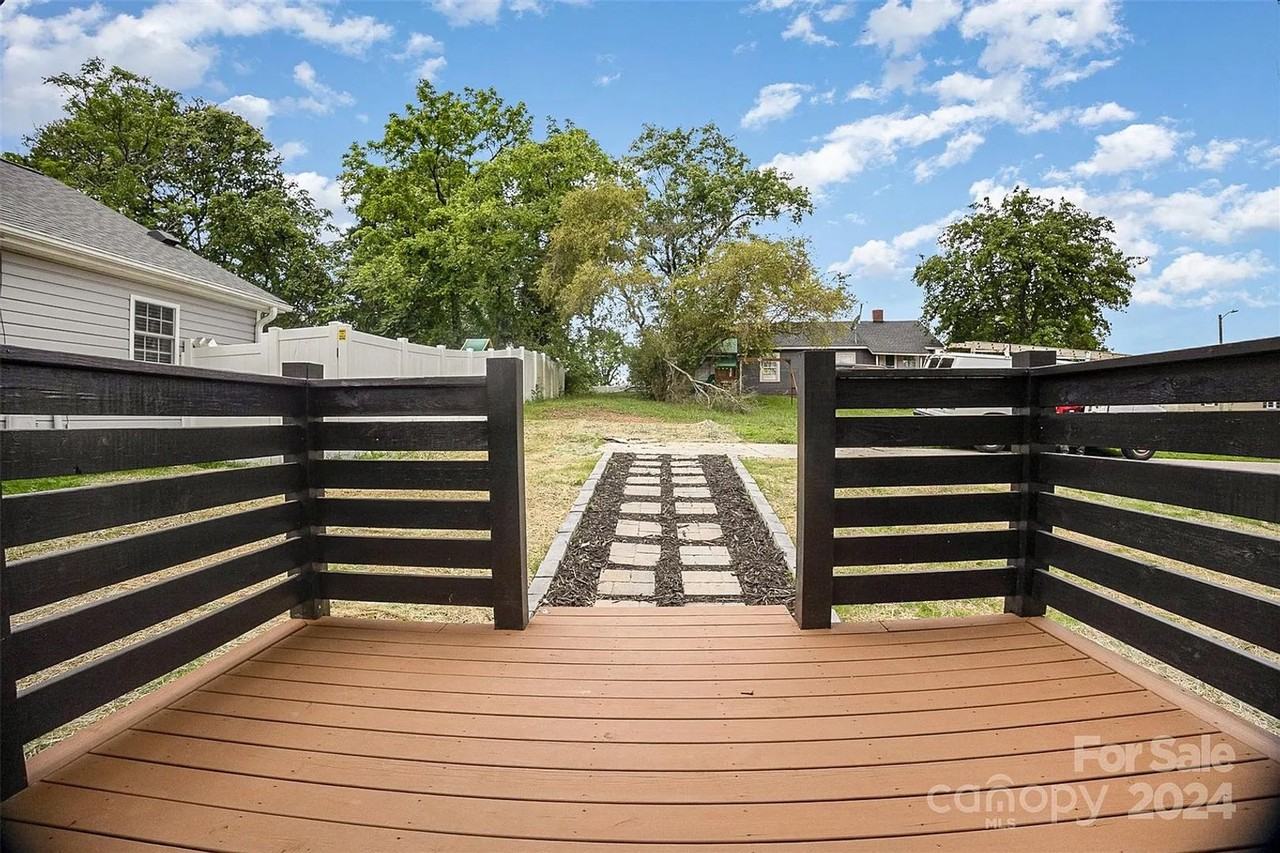 711 N Falls St - Photo 3 of 16