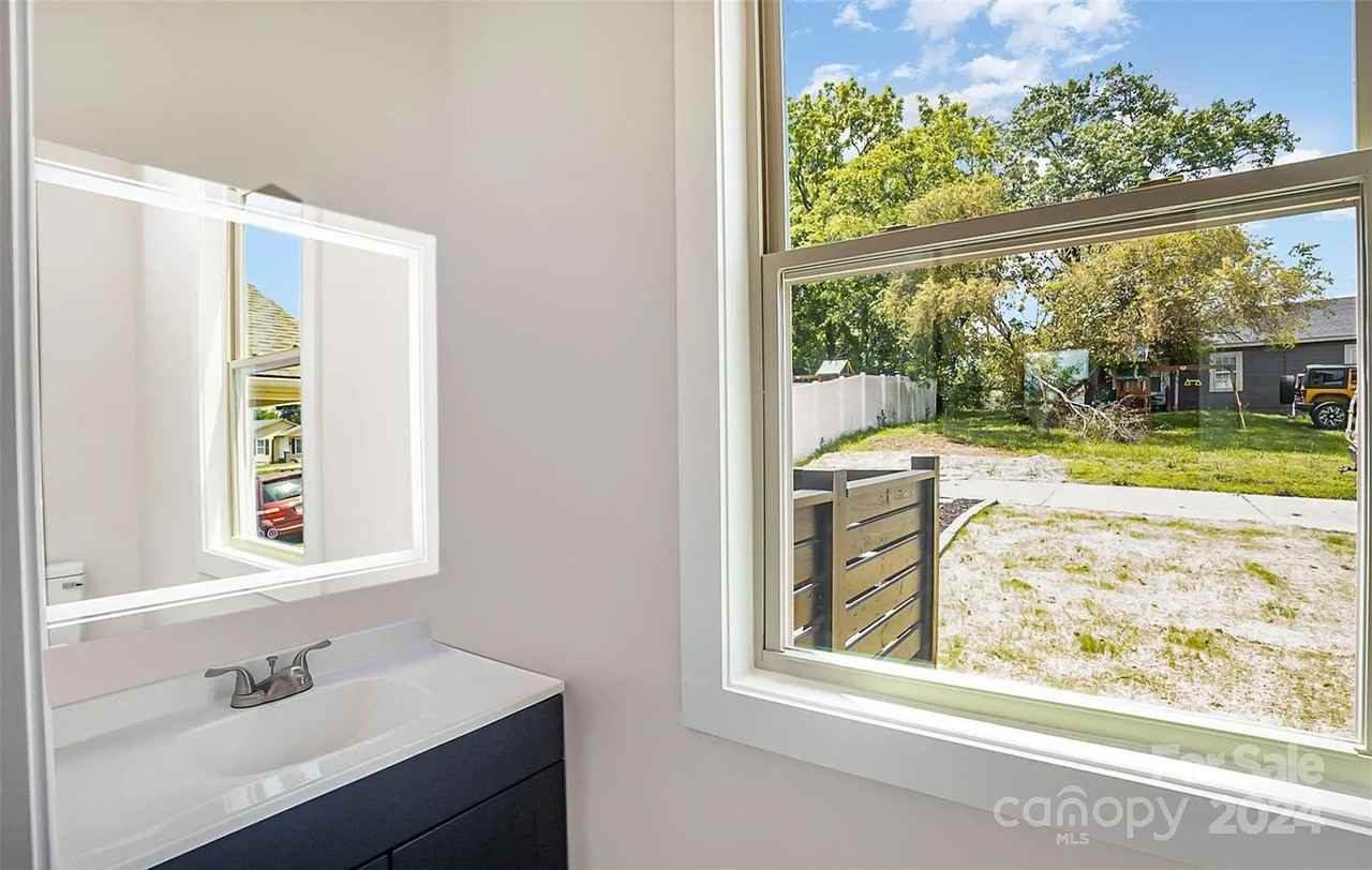 711 N Falls St - Photo 5 of 16