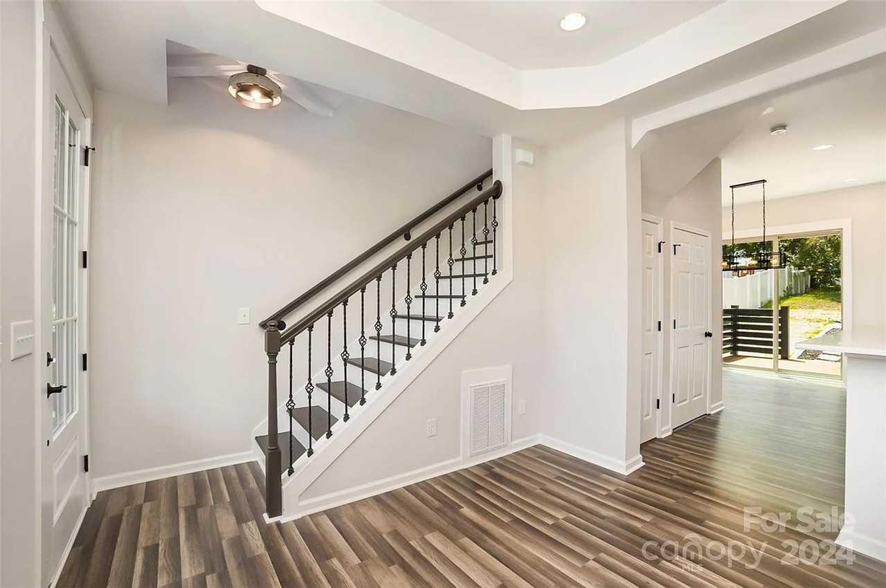 711 N Falls St - Photo 6 of 16