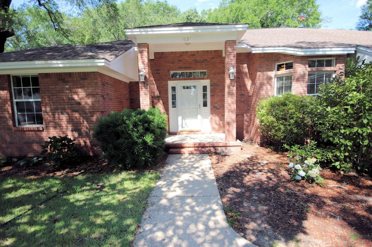 1631 Parkside Cir - Photo 2 of 28