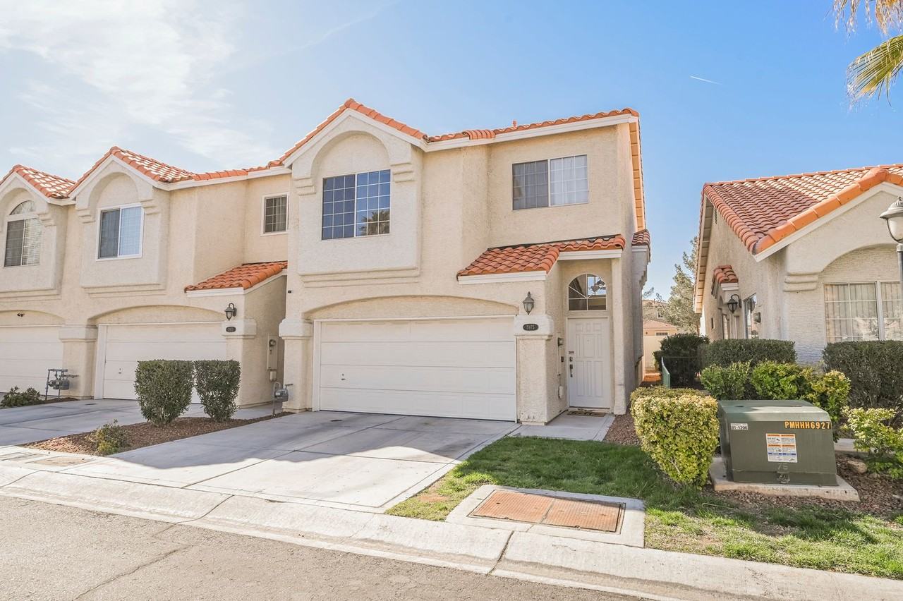 5975 Sunlight Garden Way - Photo 4 of 30