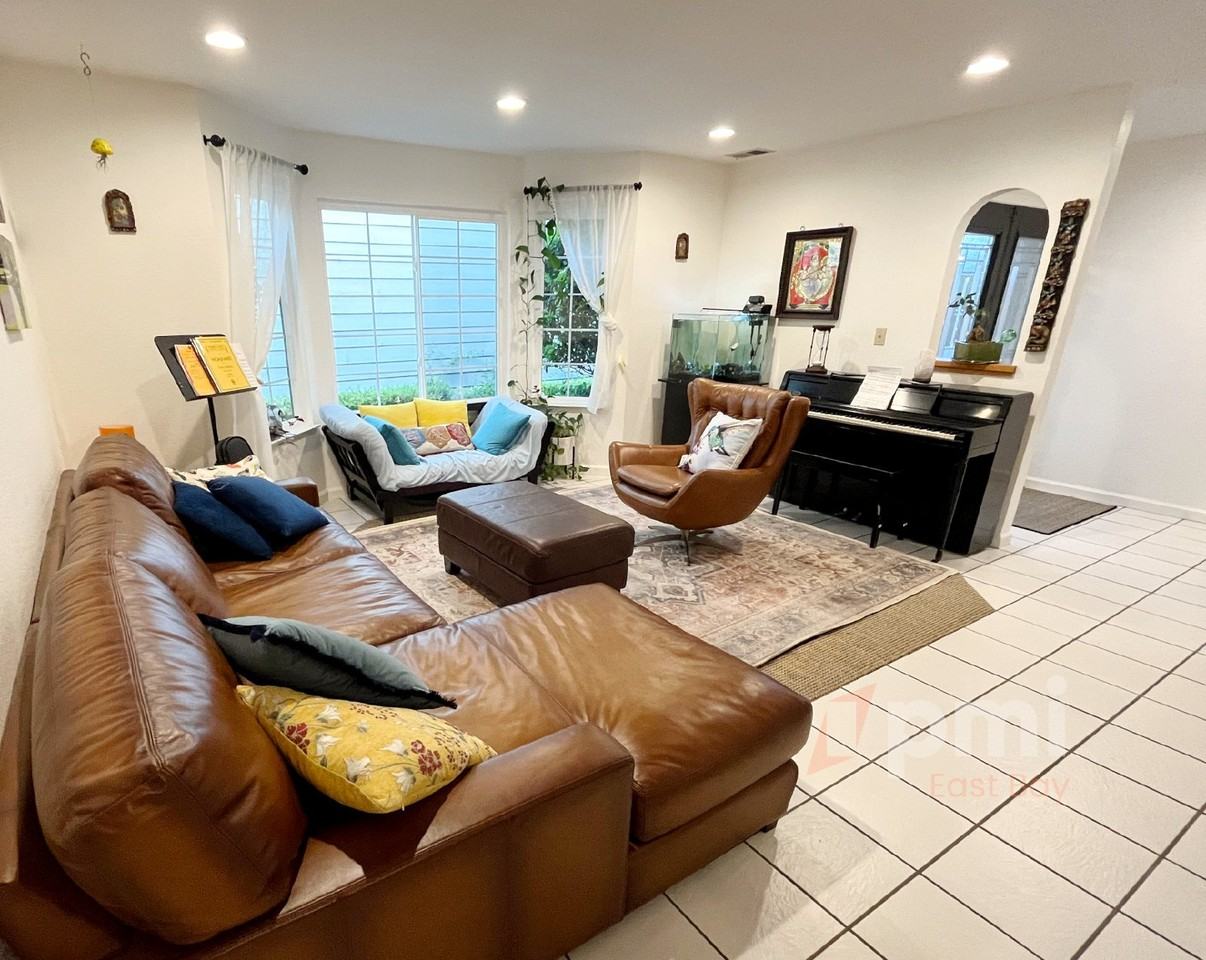 980 Springview Cir - Photo 2 of 14