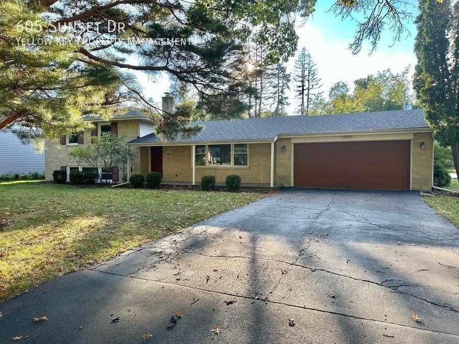 605 Sunset Dr - Photo 2 of 16