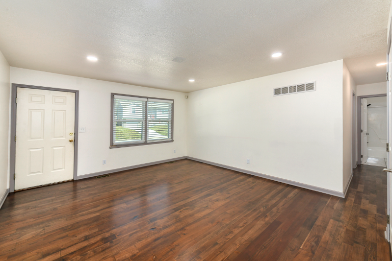 33625 W 88th St - Photo 2 of 20