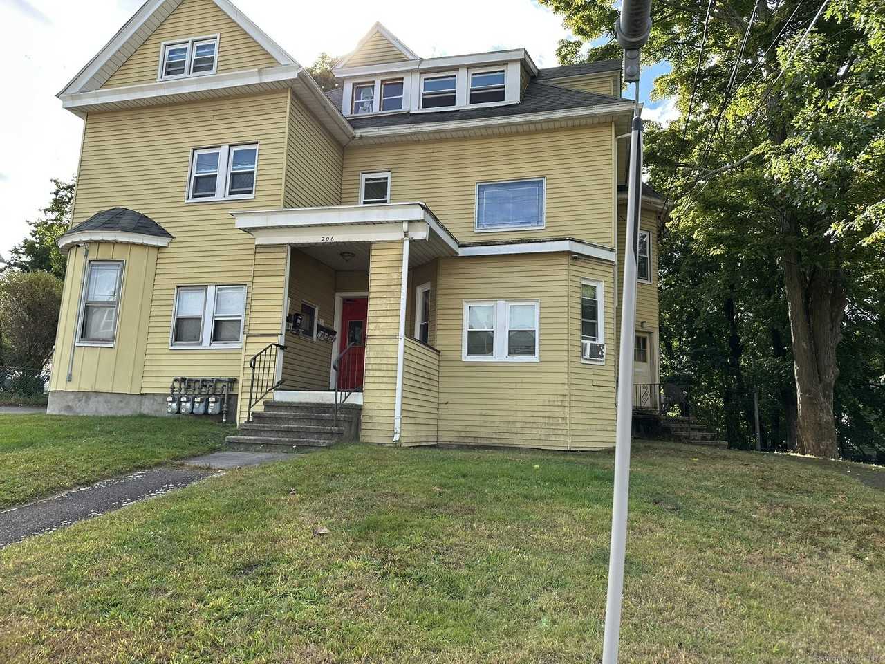 206 Center St - Photo 2 of 26