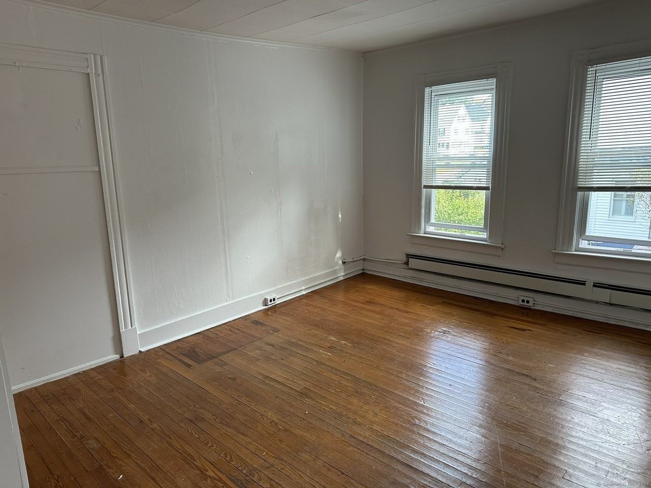 206 Center St - Photo 3 of 26