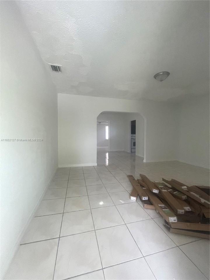 156 Ne 77th St - Photo 3 of 8
