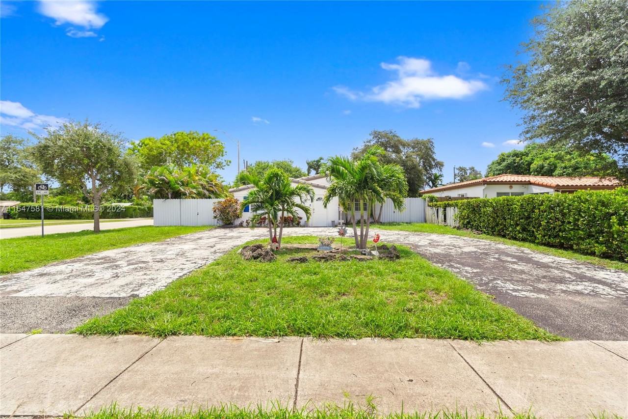 1498 Ne 175th St - Photo 2 of 8