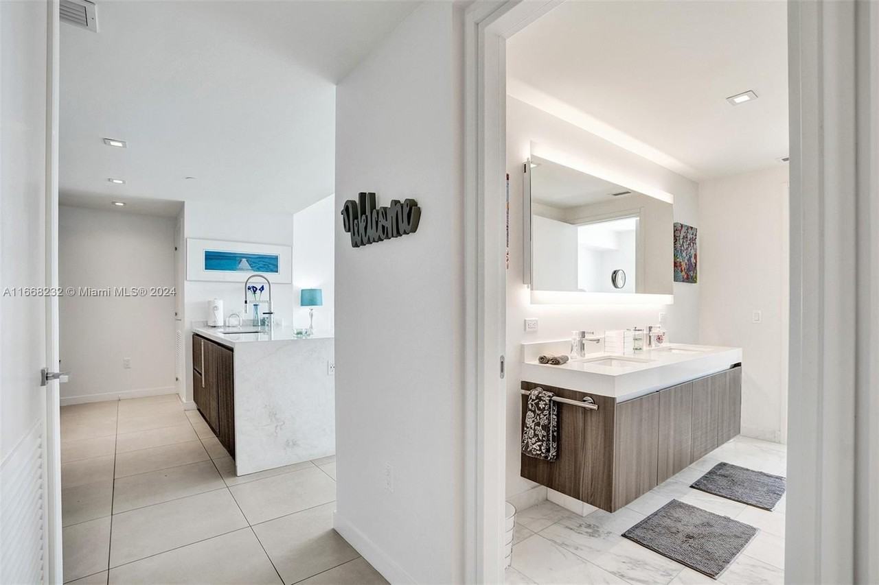 401 N Birch Rd #813 - Photo 2 of 47