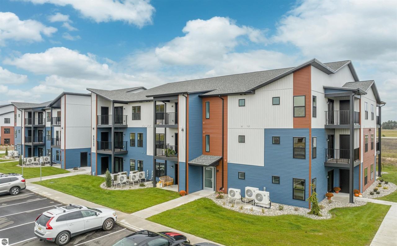 6028 Traverse Edge Way - Photo 2 of 38