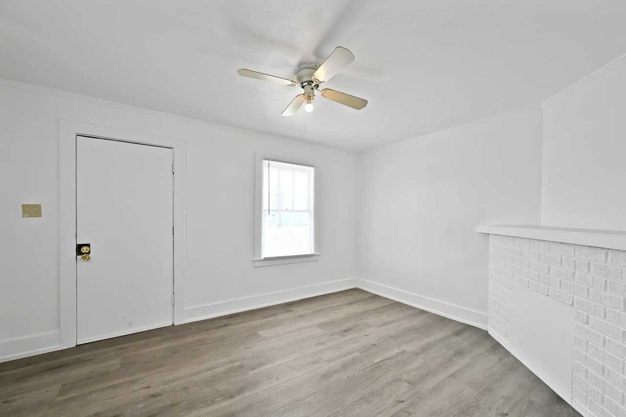 2106 W Adams St - Photo 3 of 12