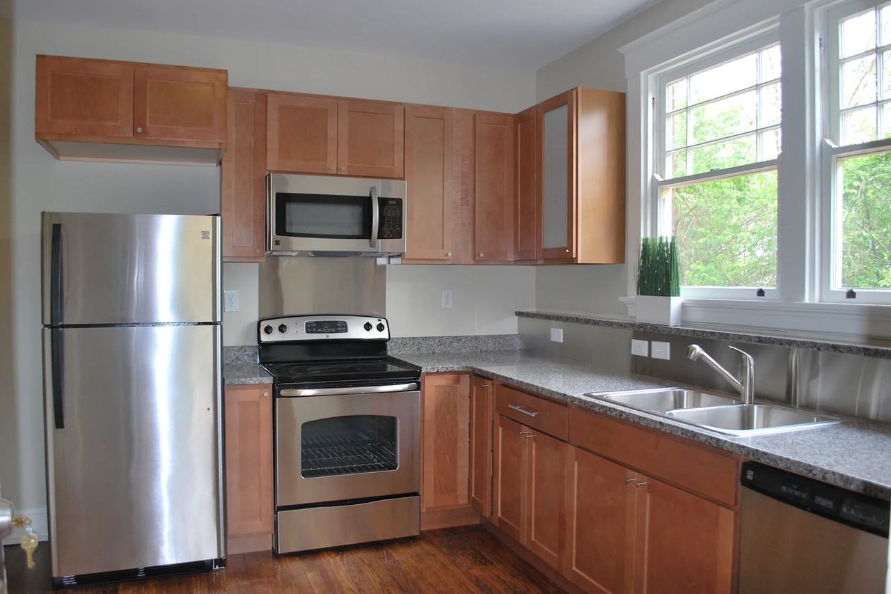 933 Marion Ave - Photo 2 of 6