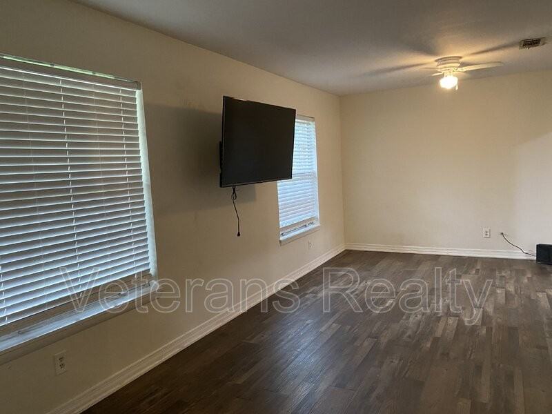 2411 Sunkist Country Club Rd - Photo 4 of 24