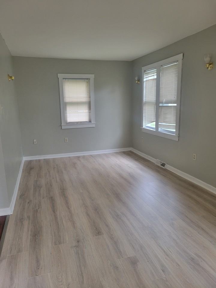 1087 Commonwealth Blvd - Photo 2 of 8